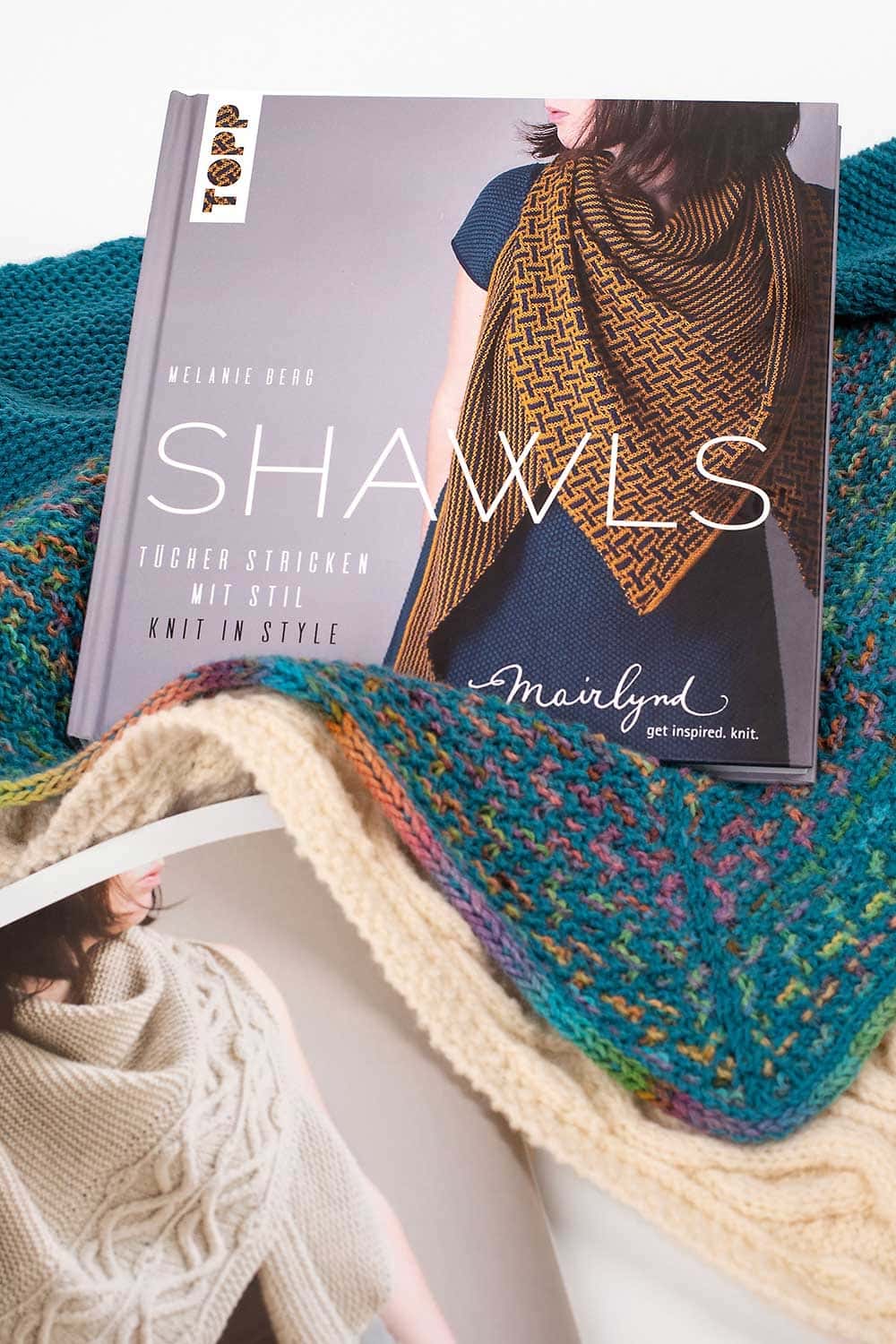 Buch ,,Shawls" auf bunten Schals