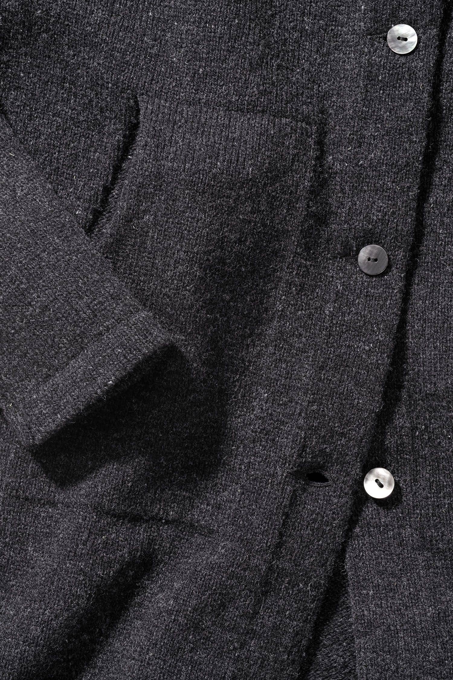 Detailaufnahme der Taschen und Knöpfe des dunkelgrauen Finkhof Strickmantel aus bio Wolle (kbT)