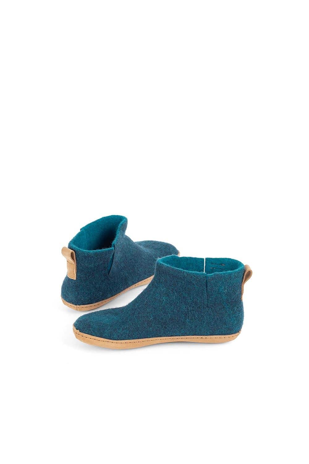 türkise Filzstiefel mit einer Sohle aus Rindsleder, Kork und Wolle, Freisteller von der Seite