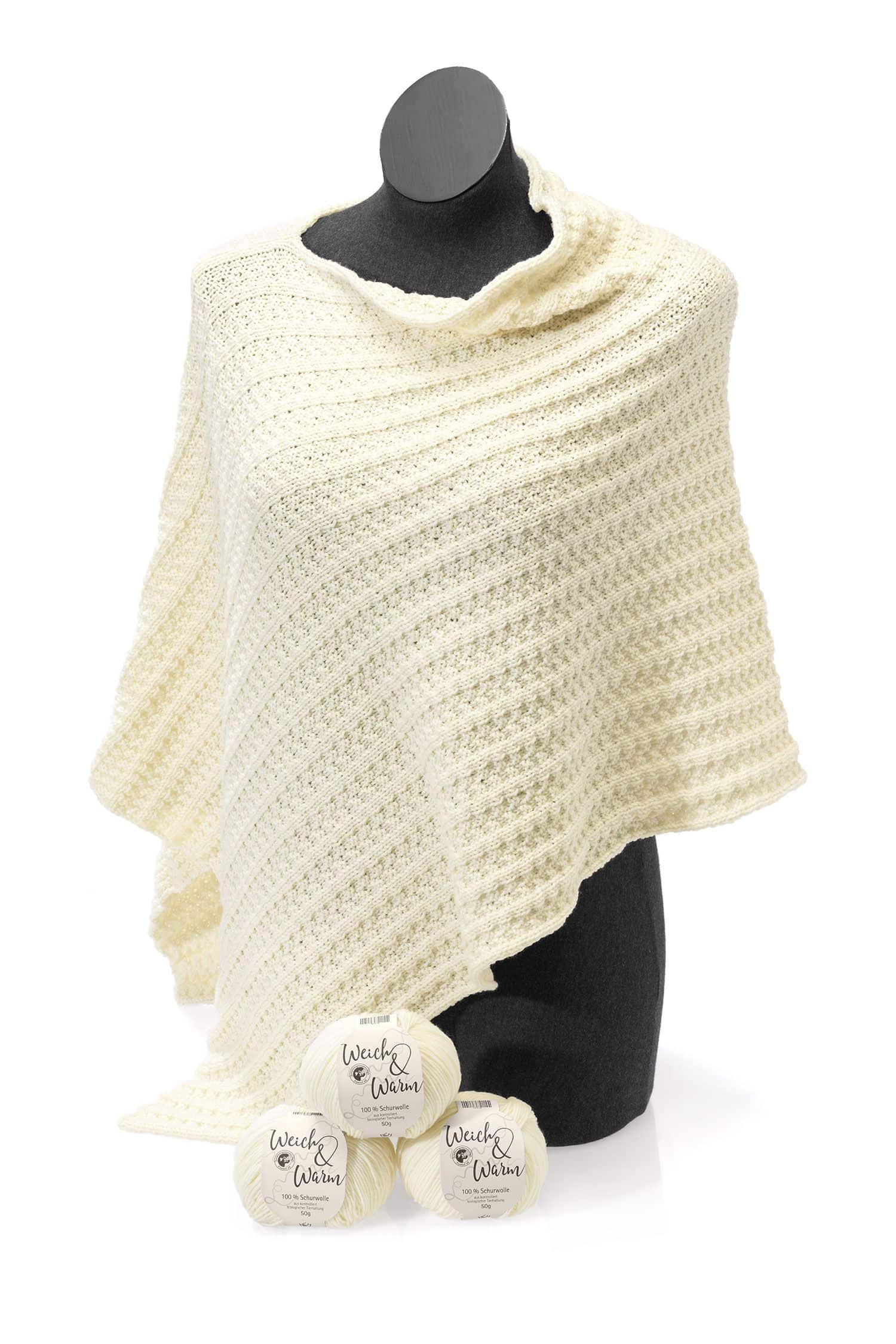 Pulli aus weißer Finkhof Merinowolle Weich&Warm aus bio Wolle (kbT) an Schneiderpuppe mit Knäulen davor