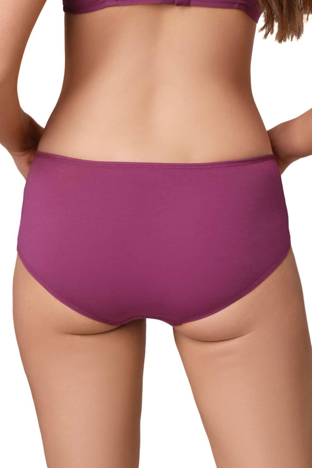 Rückansicht von Model mit beerefarbener Panty aus bio Baumwolle (kbA) und Elasthan