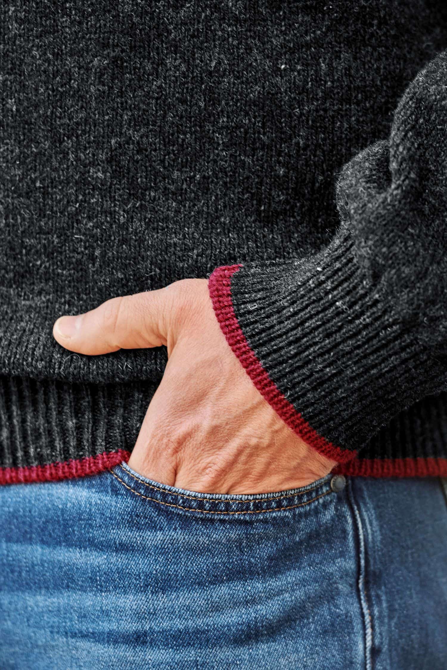 Nahaufnahme von Mann mit Händen in den Hosentaschen und einem grauen Finkhof Pulli aus bio Wolle (kbT)