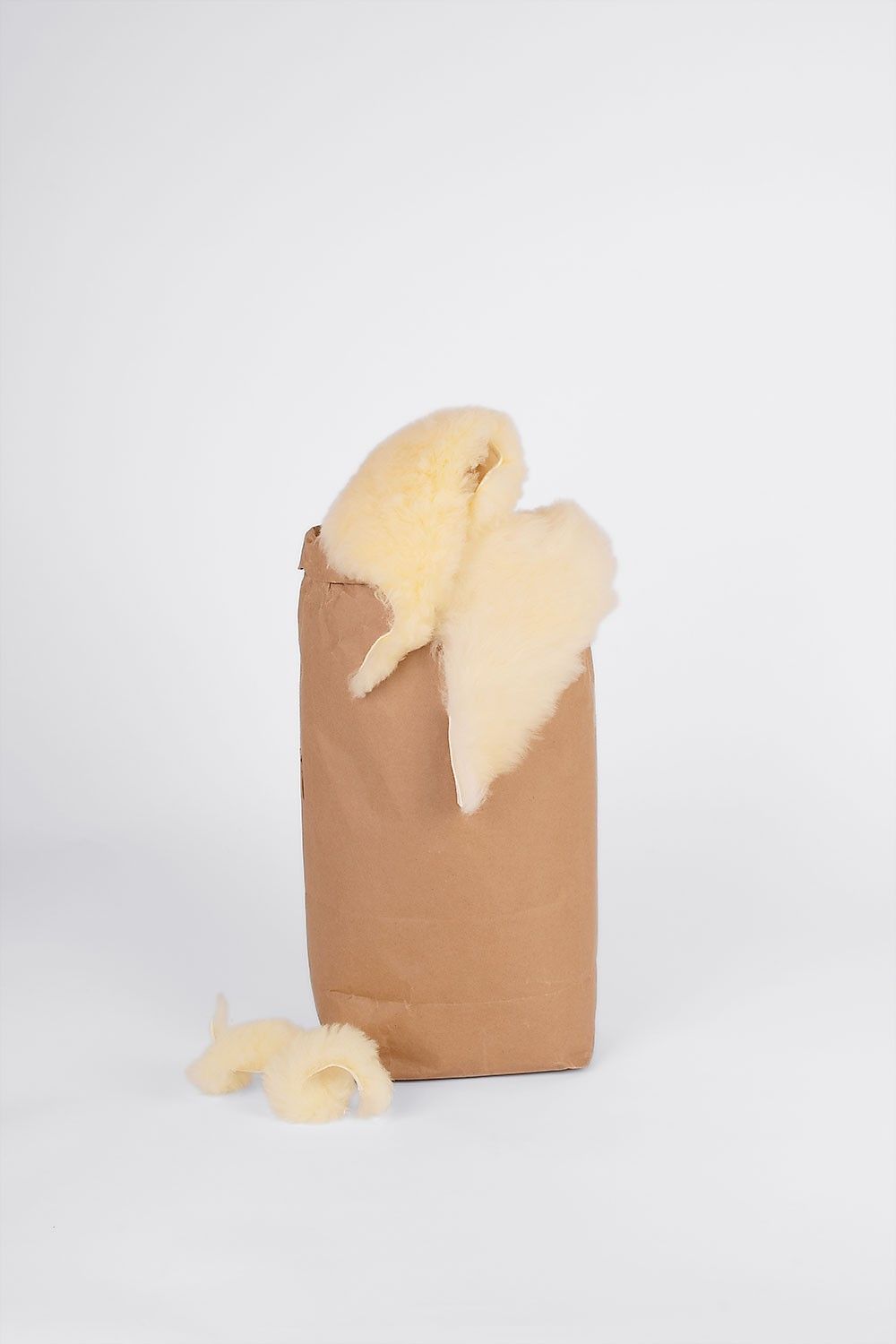 kleine braune Papiertüte mit Fellresten vom Finkhof