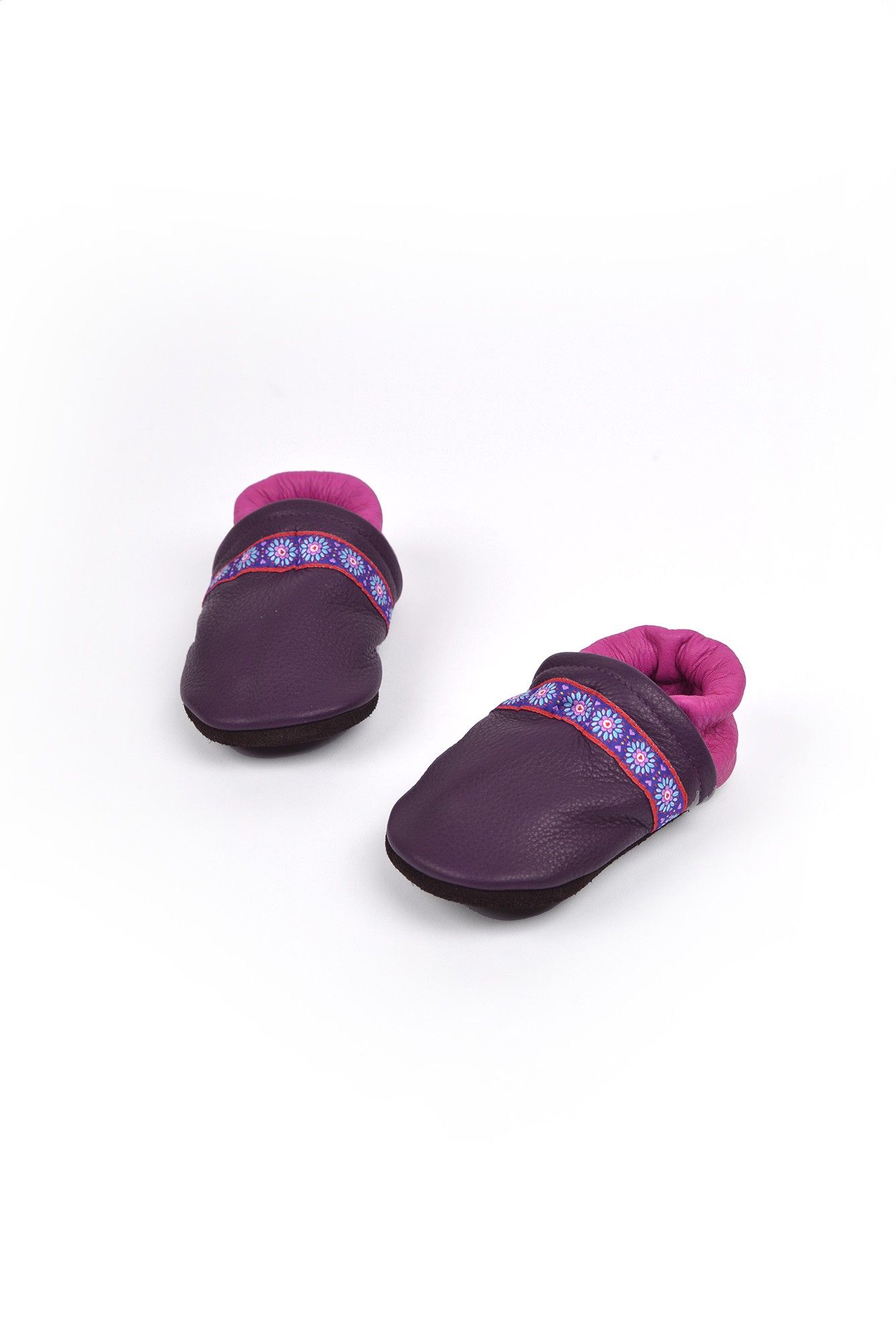 lila pinke Lederpatschen aus Rindsleder vom Finkhof, Freisteller von vorne