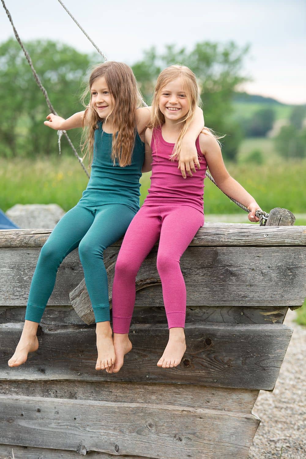 Wolle-Seide Trägerhemd Mädels tragen Trägerhemden aus einem bio Wolle (kbT) und Seide Mix in fuchsia und türkis mit langen Unterhose