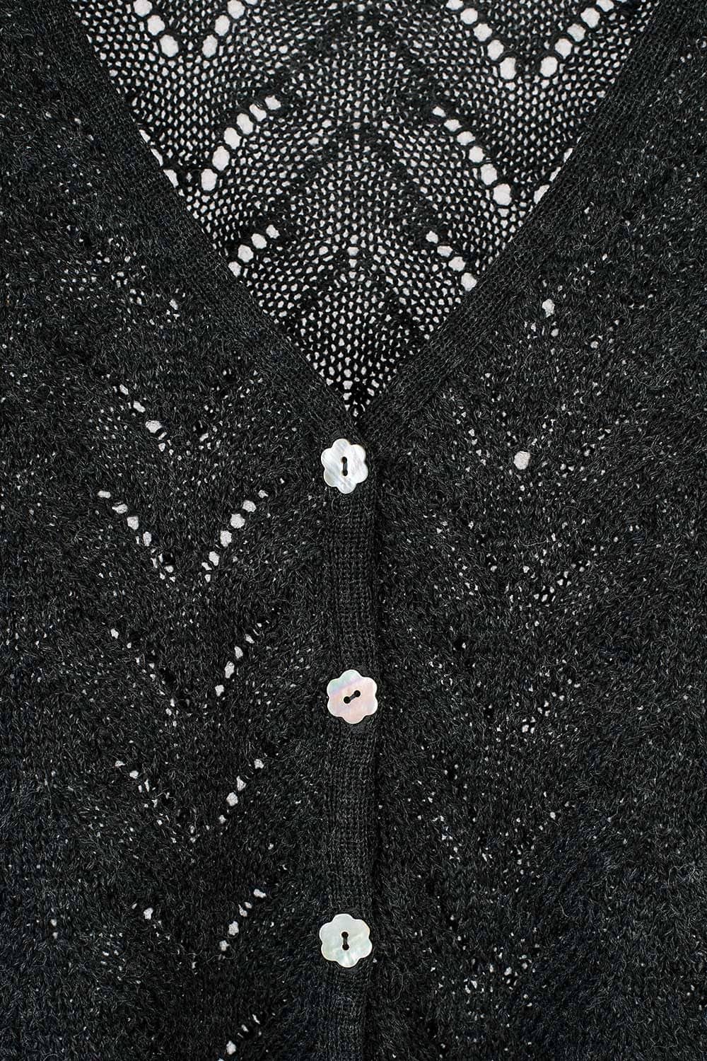 Detailfoto von grauem Cardigan mit Ajourmuster aus bio Wolle (kbT)