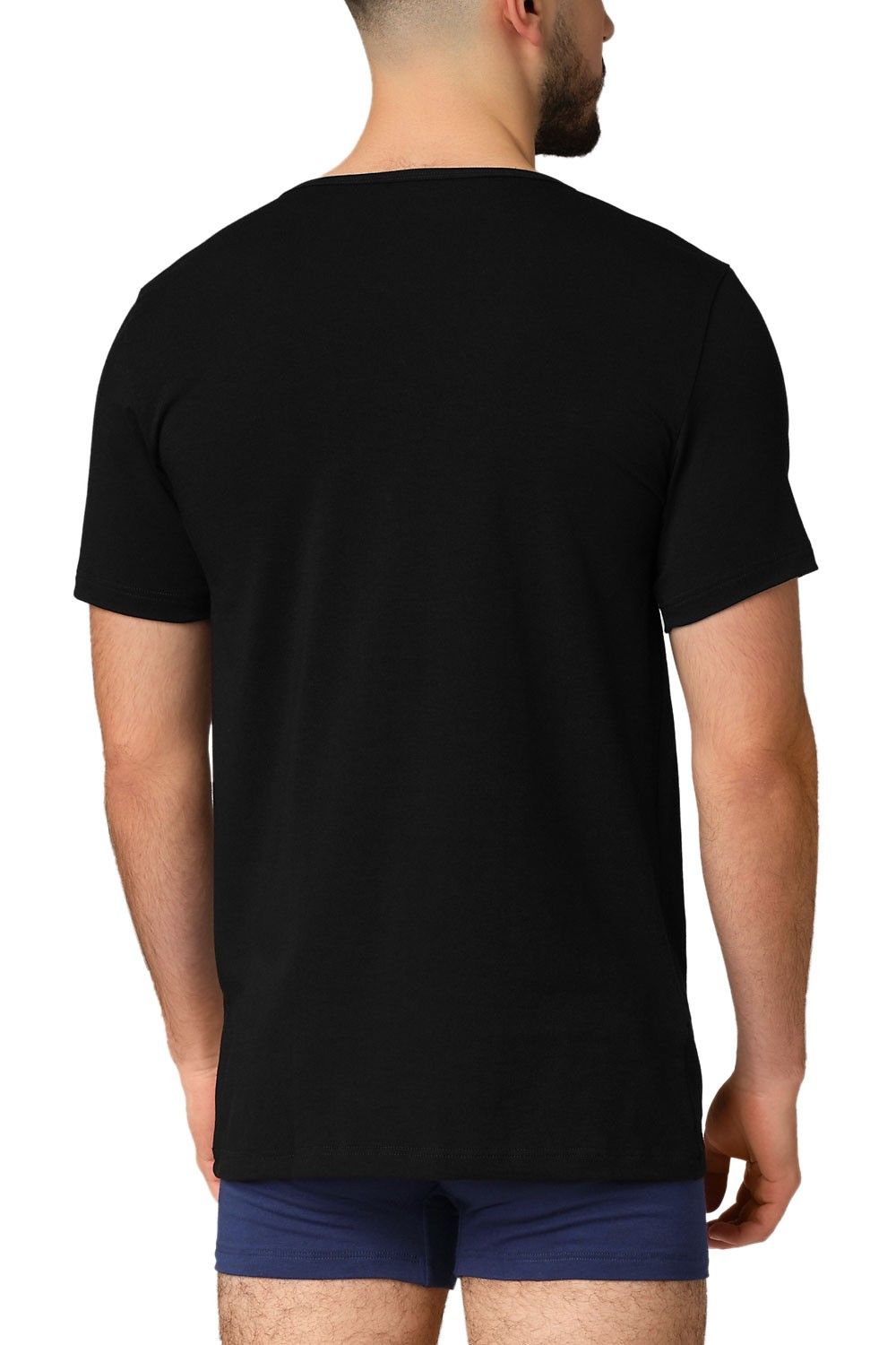 Rückansicht von Model mit  Boxershorts und schwarzem Kurzarmshirt aus bio Baumwolle (kbA) und Elasthan mit V Ausschnitt