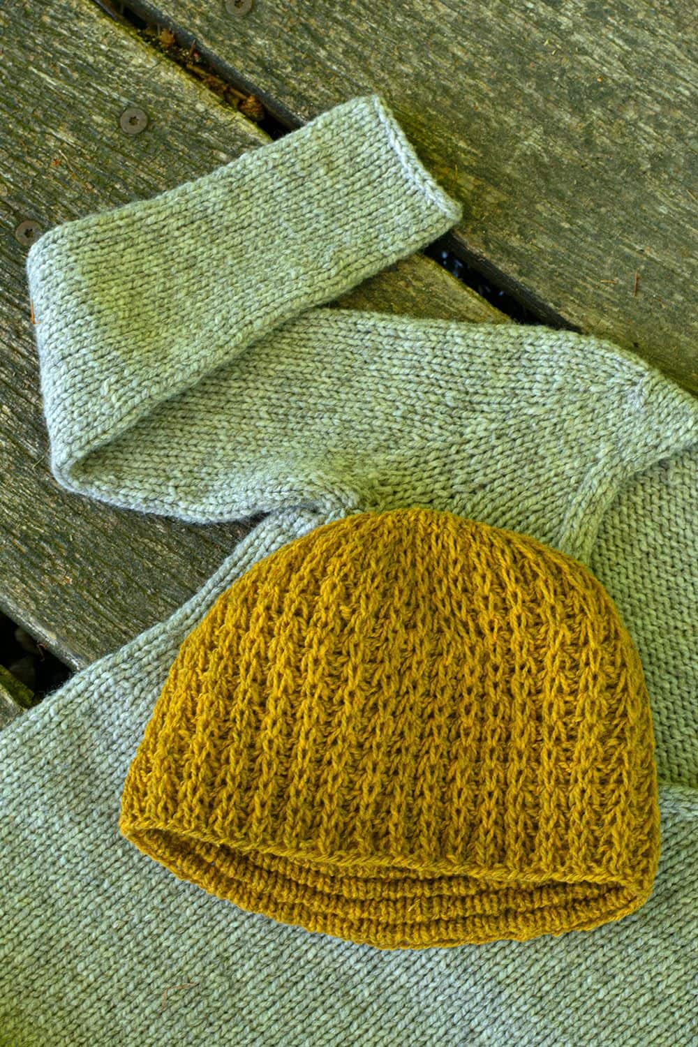 senfgelbe Mütze auf grünem Cardigan als Beispielprojekt für das Buch ,,Japanische Mützen stricken"