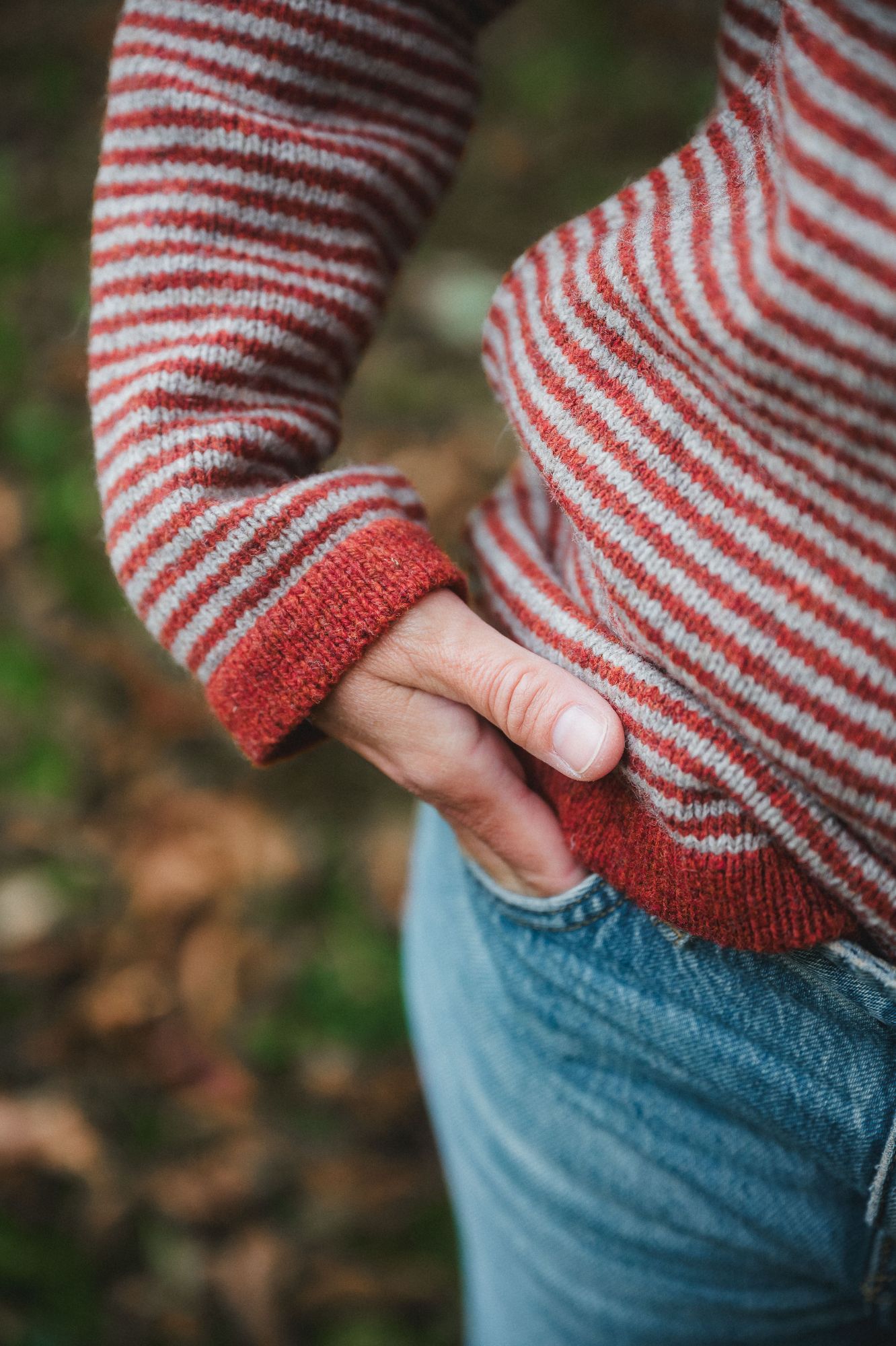 Detailaufnahme der Bündchen des rot weiß gestreiften Pullis aus bio Wolle (kbT) vom Finkhof