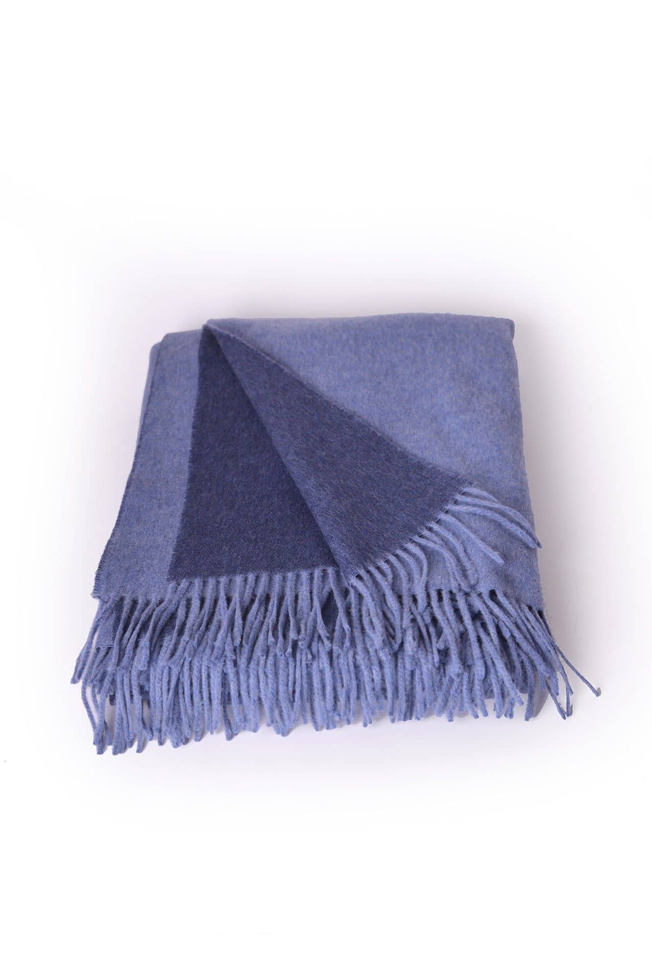 zusammengelegtes blaues Reiseplaid aus bio Wolle (kbT), Freisteller