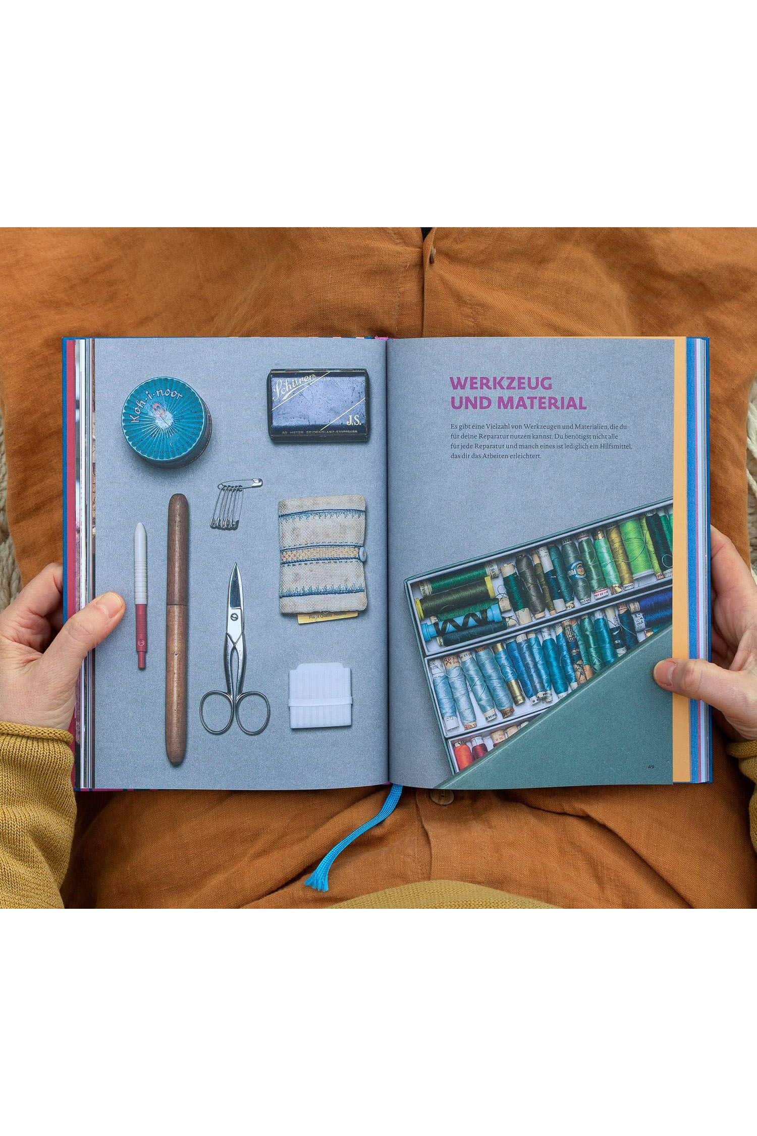 aufgeschlagene Seite vom Buch ,,Nach kaputt kommt schöner - Textile Reparaturen von Hand"