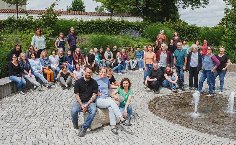 Finkhof Gruppenbild auf den Steinen vor der Kirche