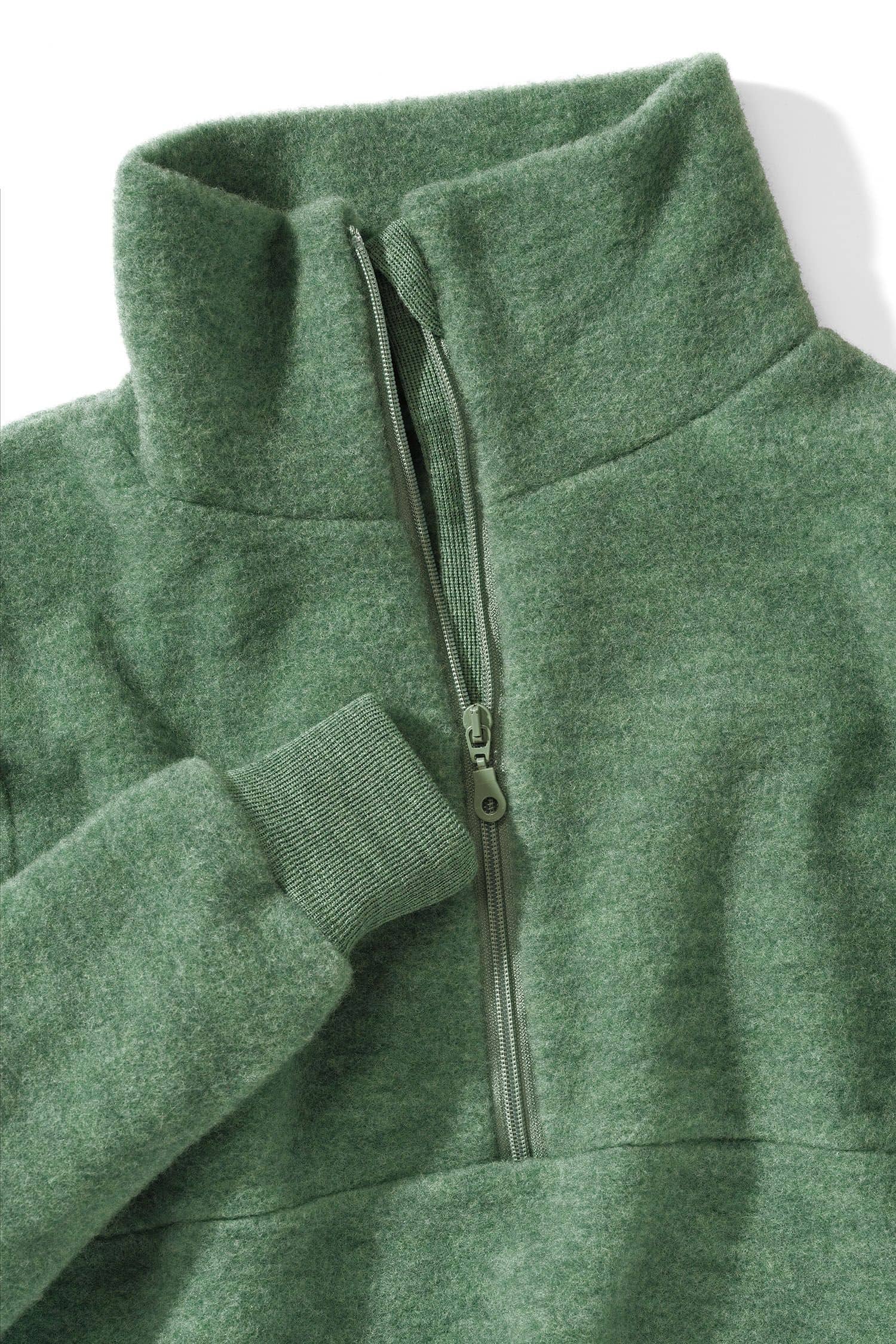 grüner Wollfleecepulli mit hohem Kragen und Reißverschluss aus bio Wolle (kbT) vom Finkhof