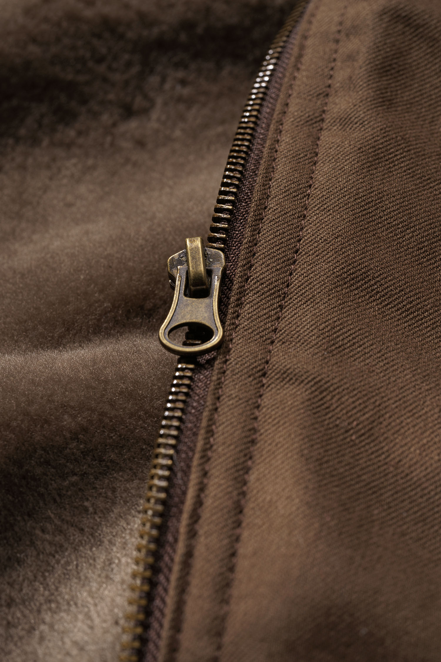 Detailaufnahme des Reißverschlusses von brauner Fellweste aus bio Baumwolle (kbA) und Fell vom Finkhof