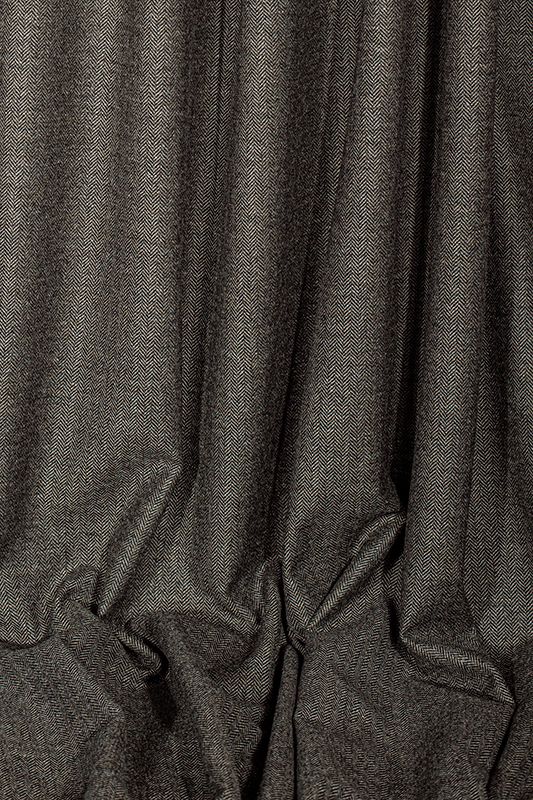 hängende Stoffbahn von braunmeliertem Fischgrat Loden aus bio Wolle (kbT) vom Finkhof