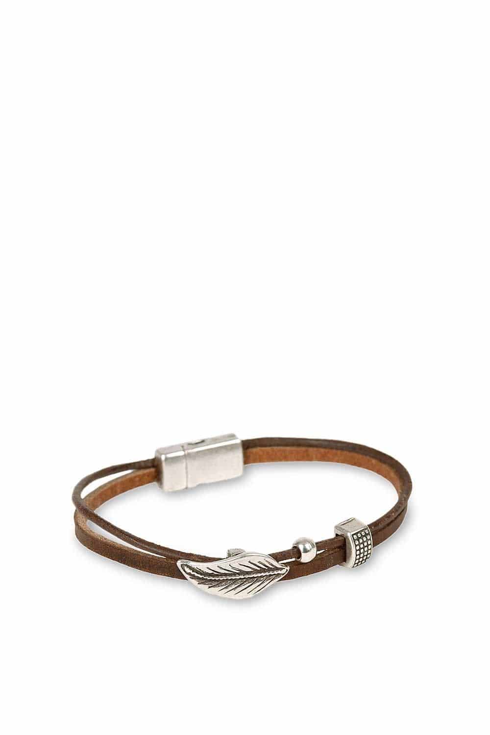 geschlossenes Lederarmband mit braunen Strängen und silbernen Details und Verschluss, Freisteller