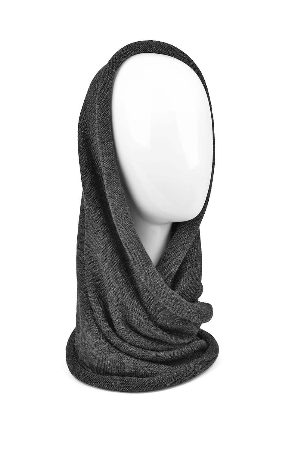 Puppenkopf hat anthrazitgrauen Schal am Hinterkopf aus bio Wolle (kbT) vom Finkhof