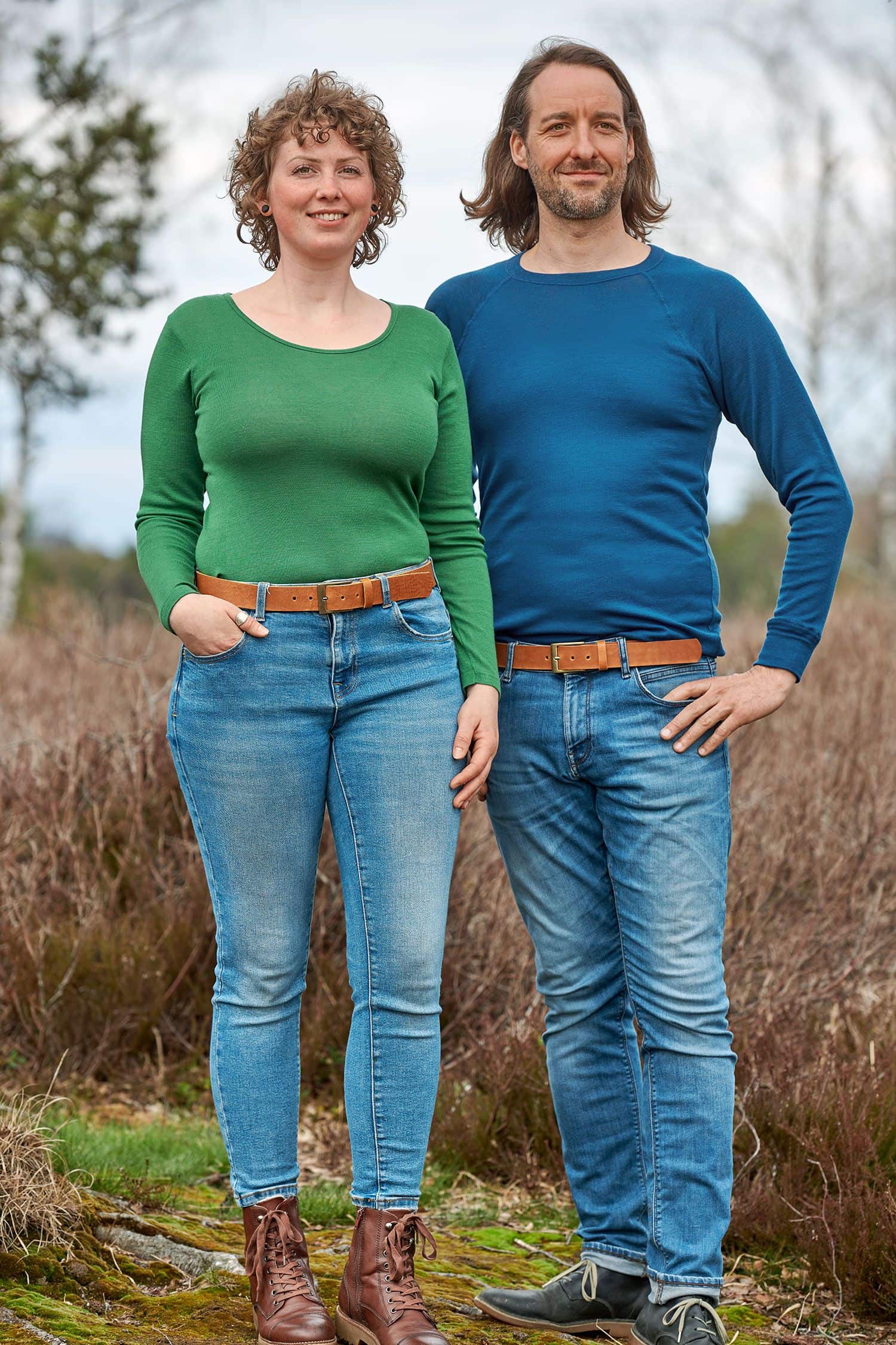 Ledergürtel Frau und Mann mit Shirt und Jeans tragen braunen Ledergürtel aus pflanzlich gegerbtem Rindsleder mit Messingschnalle