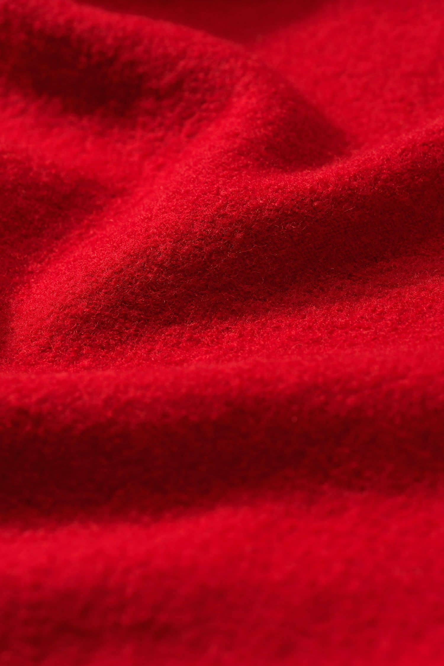 Detailansicht der Stoffstruktur  der roten Feinstrick Kurzjacke aus bio Wolle (kbT)  vom Finkhof