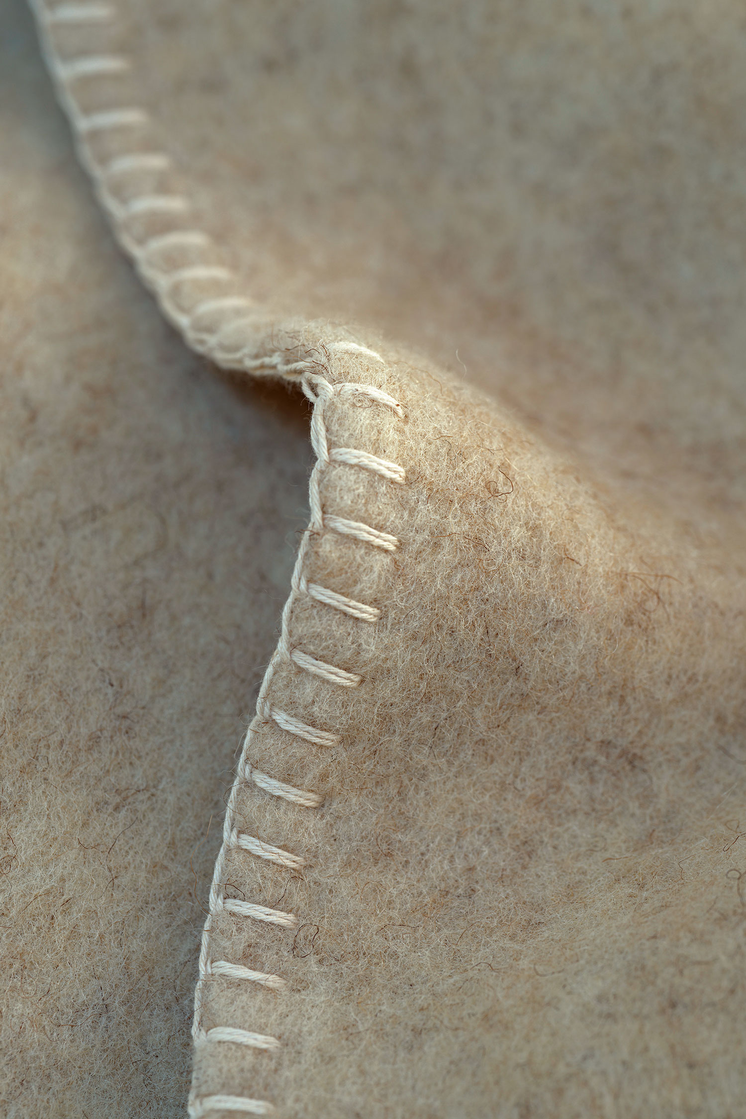 Saum der beigen Wolldecke aus bio Wolle (kbT) vom Coburger Fuchsschaf vom Finkhof