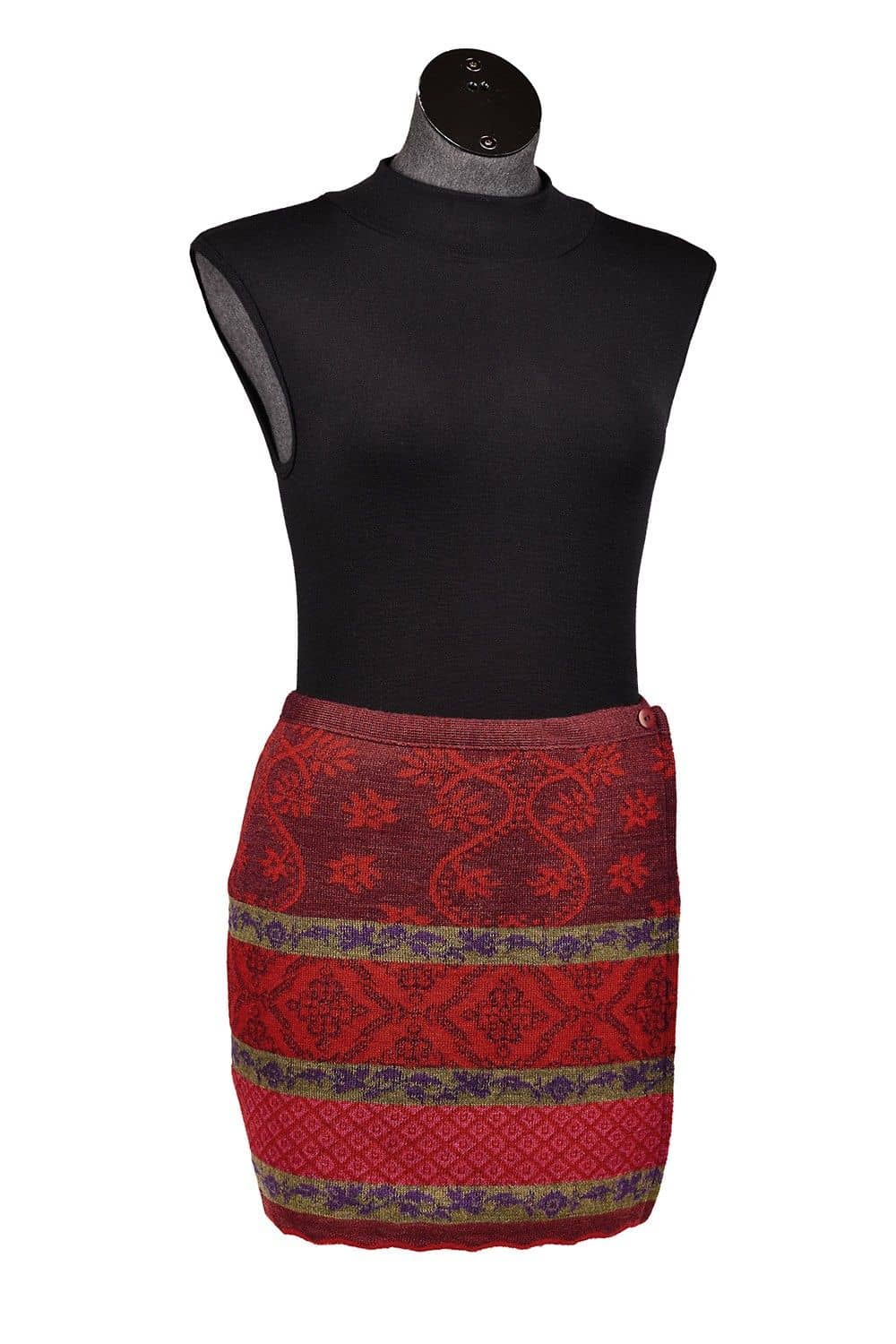 roter gemusterter Cacheur aus bio Wolle (kbT) an Schneiderpuppe