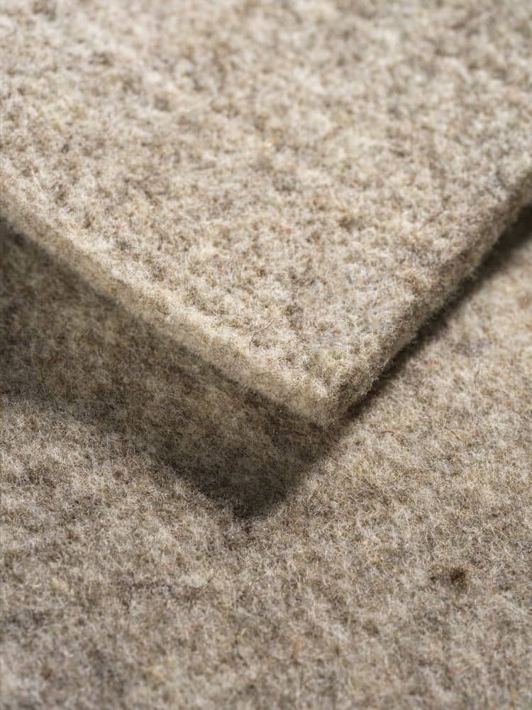 Nahaufnahme von grauem Nadelfilz aus bio Wolle (kbA) vom Finkhof