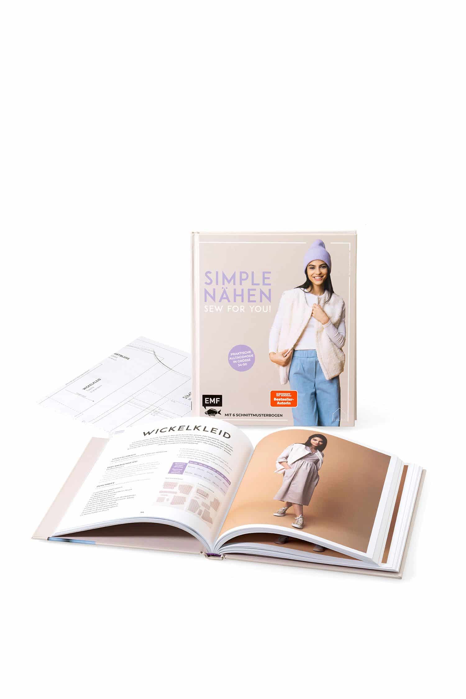 Buch ,,simple NÄHEN – Sew for you! Praktische Alltagsmode in Größe 34–50" mit aufgeschlagenem Exemplar davor