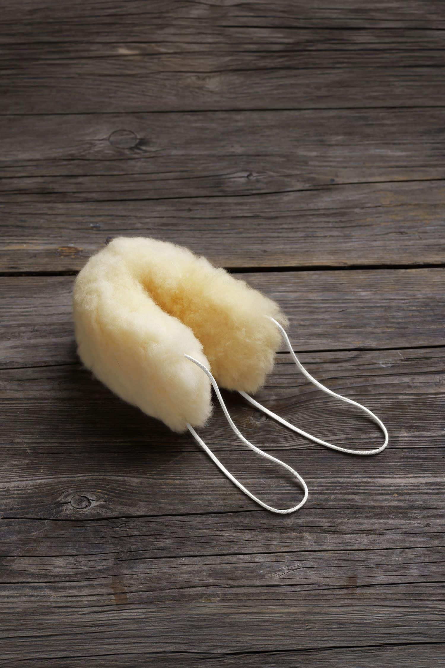 gelblicher Türstopper für die Türklinke aus relugan gegerbtem Schaffell vom Finkhof,  auf braunem Holzboden