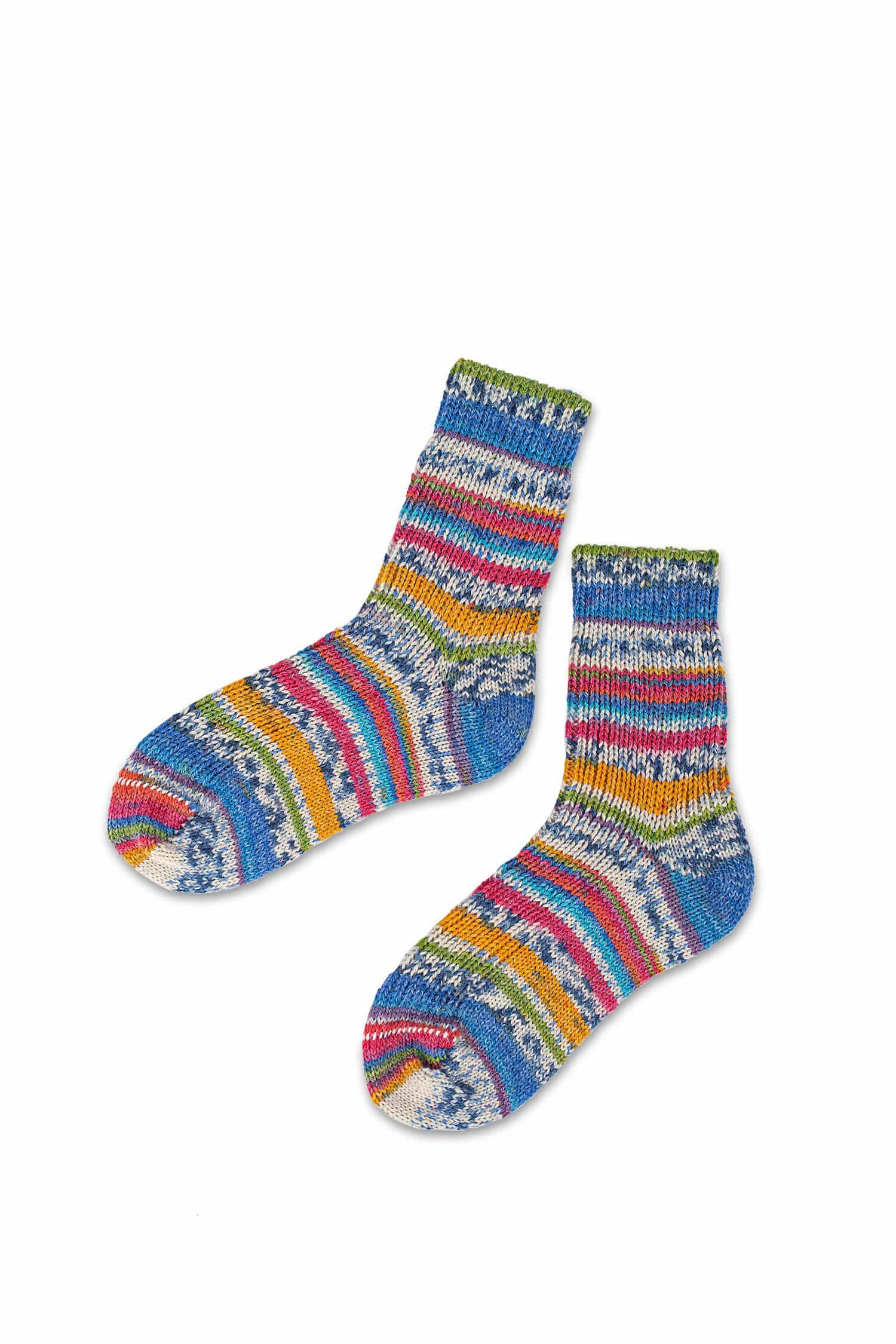 bunt gemusterte Wollsocken für Kinder aus Schurwolle, Freisteller