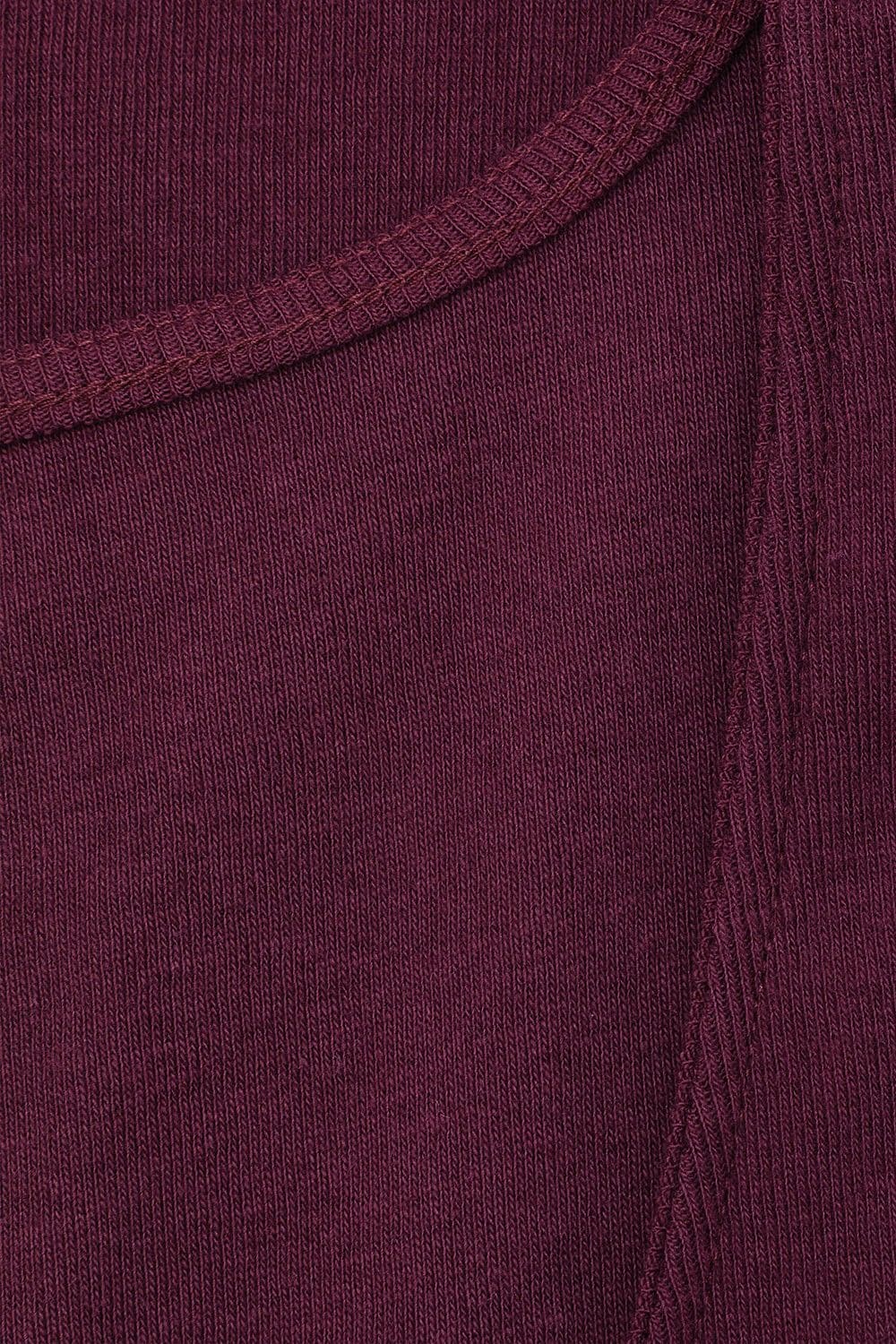 Detailaufnahme vom Kragen des burgunderroten Damen Unterhemds mit breiten Trägern aus bio Baumwolle (kbA)