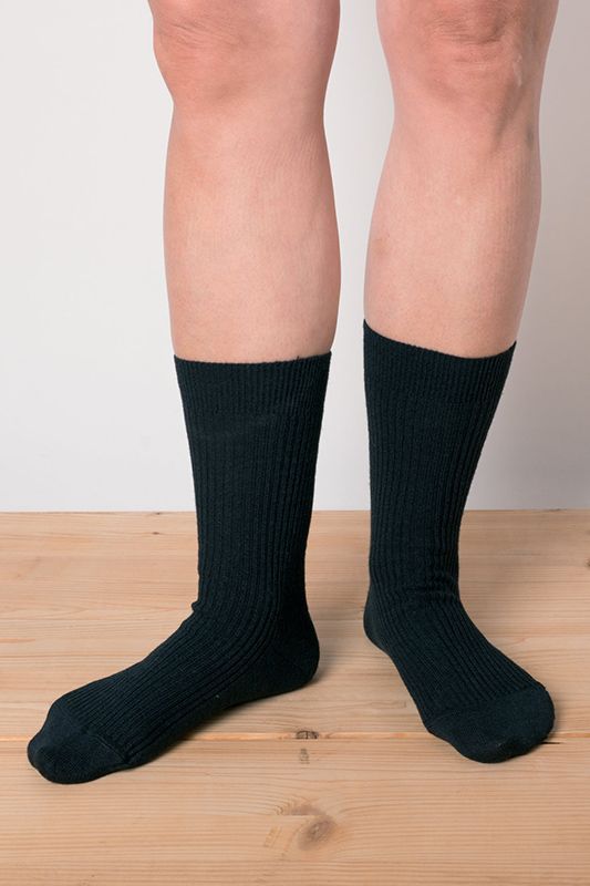 Sommersocken schwarz schwarze Sommersocken von aus Wolle, bio Baumwolle (kbA) und Seide stehend getragen mit nacktem Bein