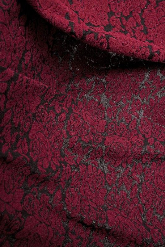 Rosengarten rot/schwarz Finkhof Strickstoff Rosengarten aus Schurwolle und Bio-Baumwolle in Detail-Musteransicht