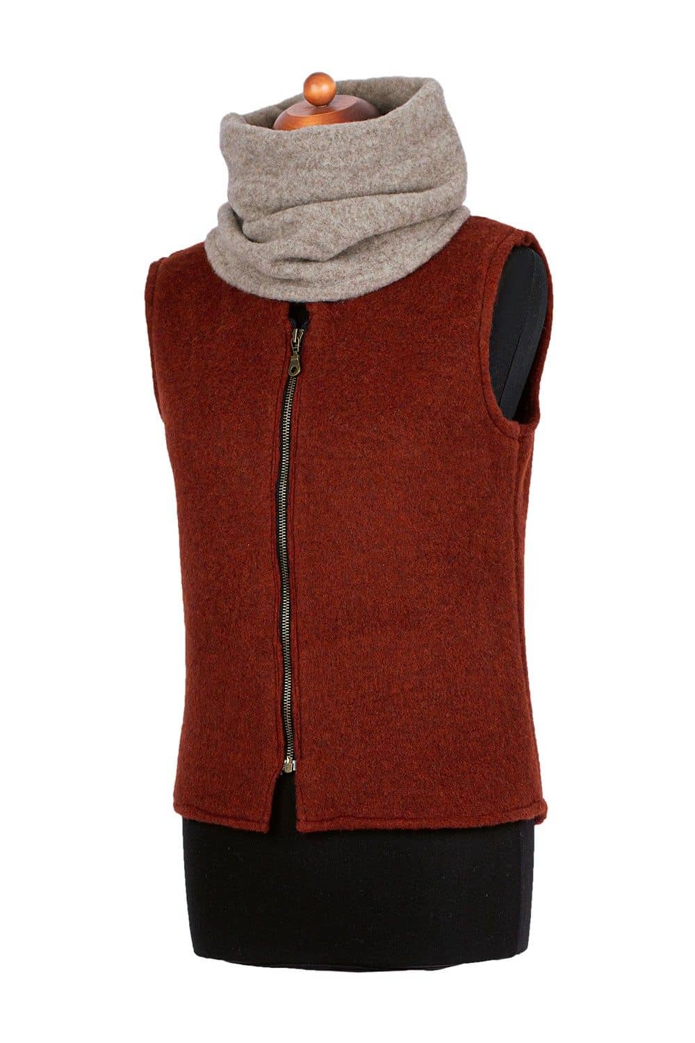 Weste aus rotem Wollfleece aus bio Wolle (kbT) und naturmelierter Fleeceschal an Schneiderpuppe