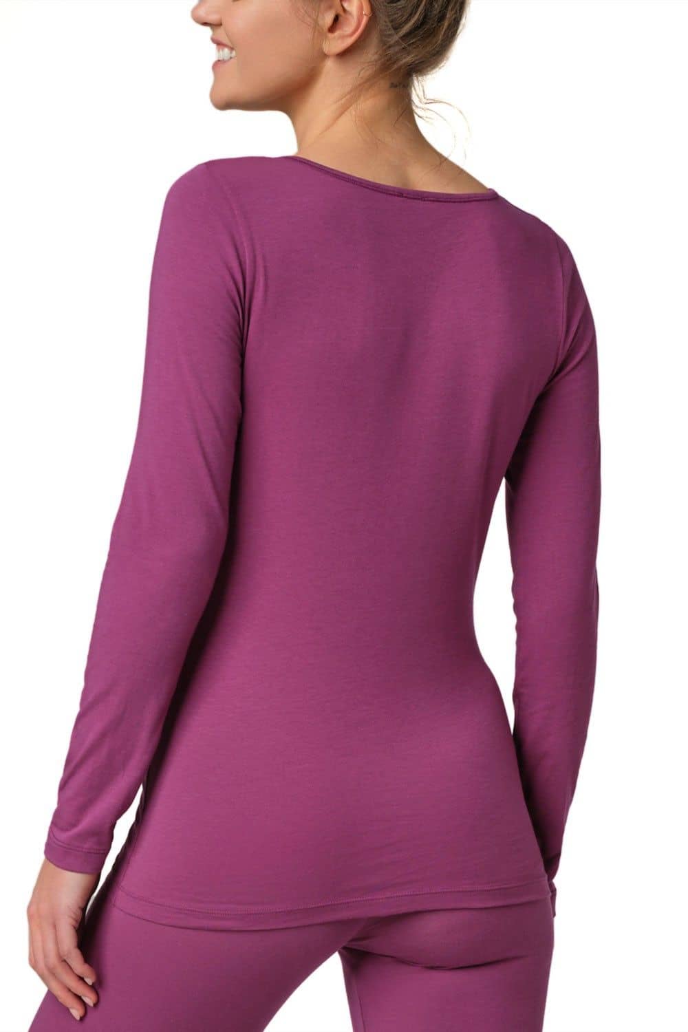 Rückansicht von Model mit beerefarbener Leggings und Langarmshirt