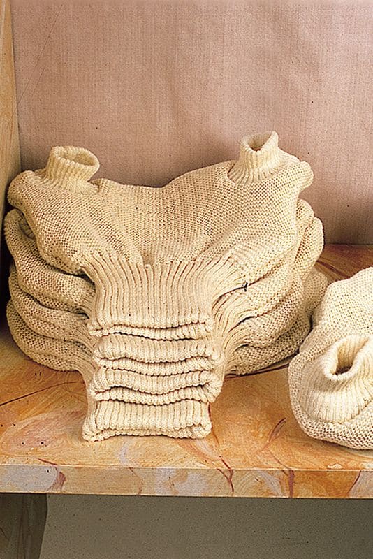 Strickwindelhose helle Strickwindelhosen aus bio Wolle (kbT) ordentlich übereinandergelegt, mit Bund nach vorne