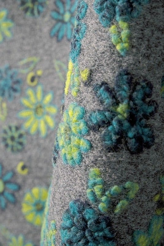 Nahaufnahme von grauem Musterwalk Limone mit floralem Muster aus bio Baumwolle (kbA) und Wolle