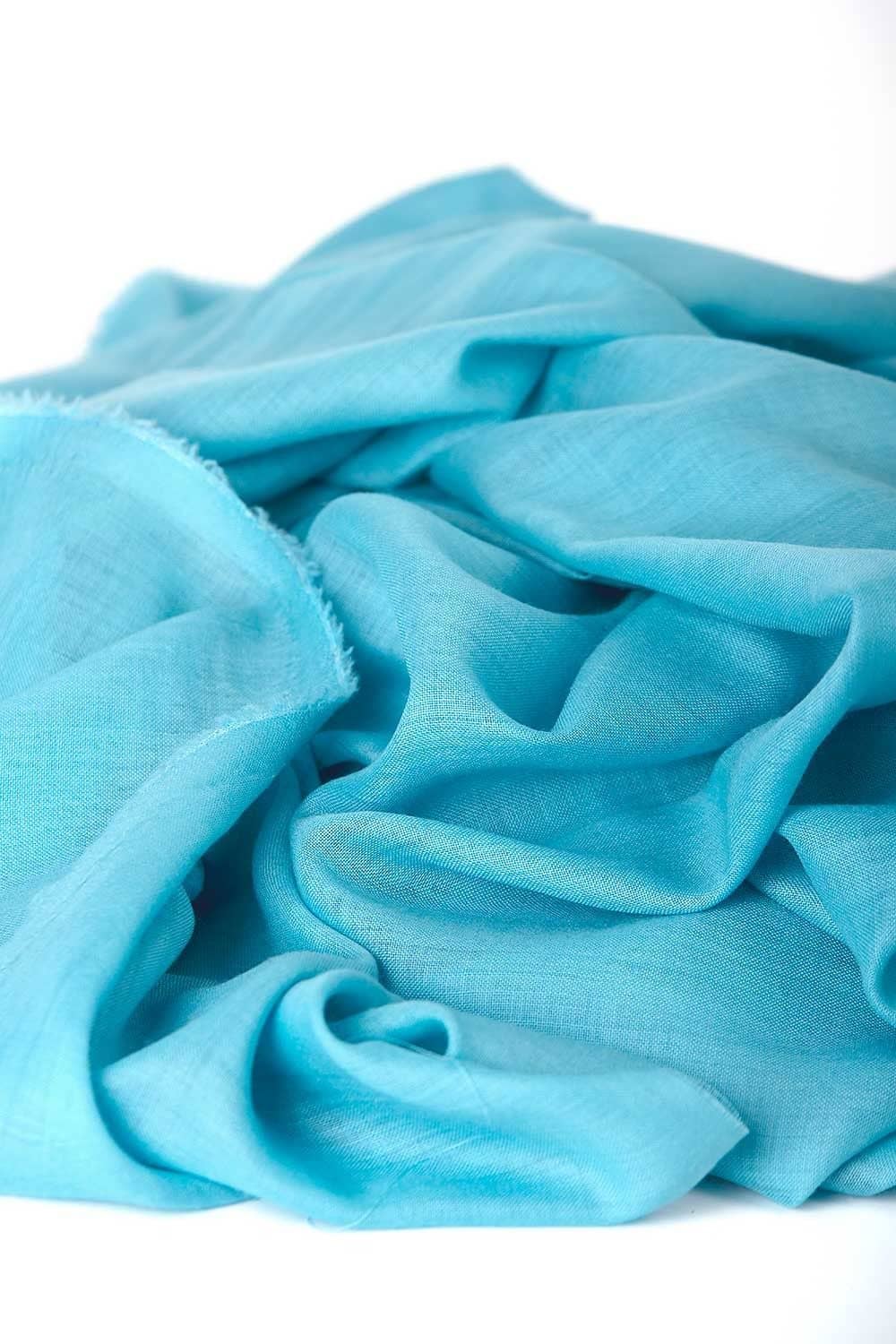 locker gelegter hellblauer Wollmouselinestoff aus bio Wolle (kbT)