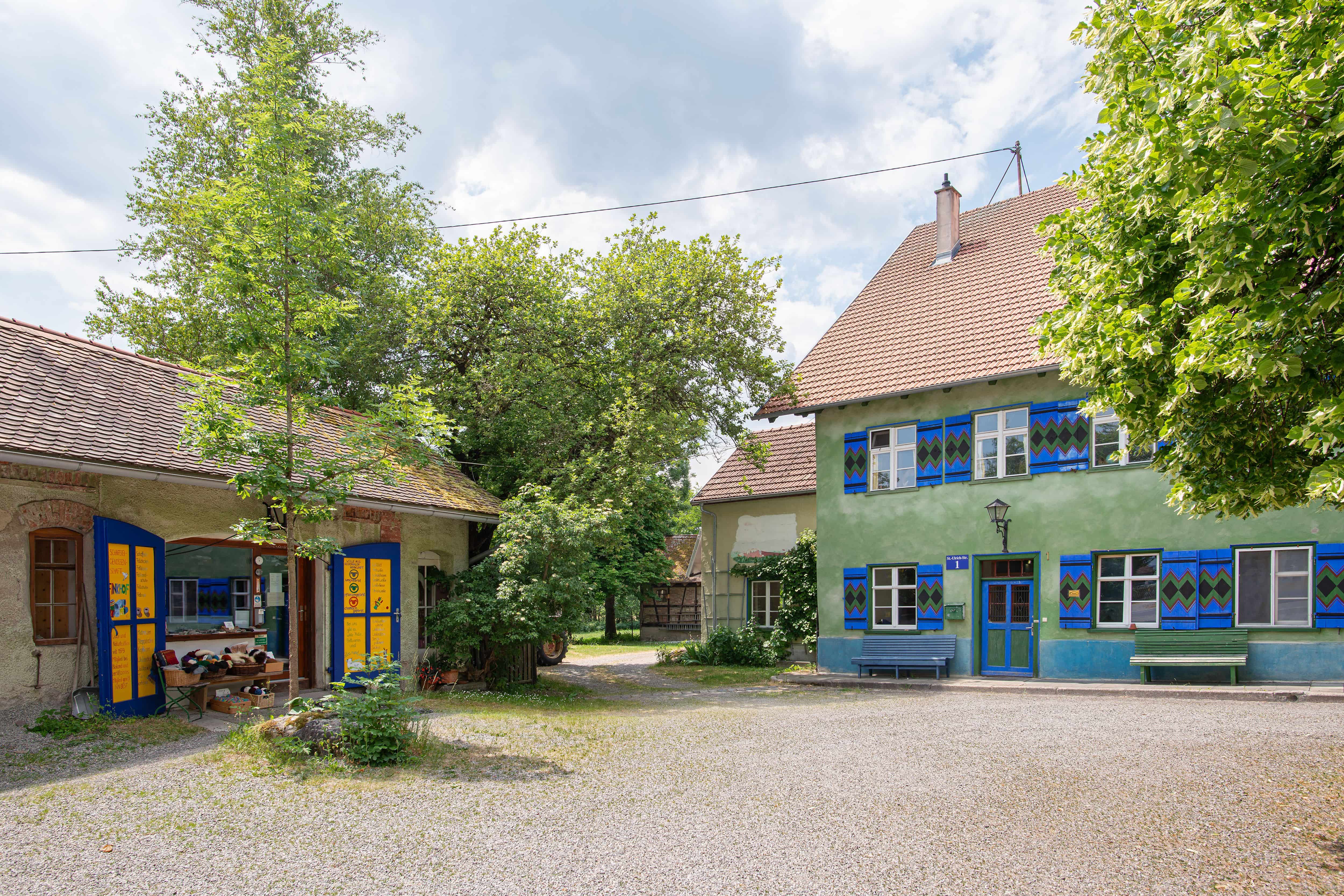 Hof vor dem Finkhof Hofladen und der Stoffnäherei