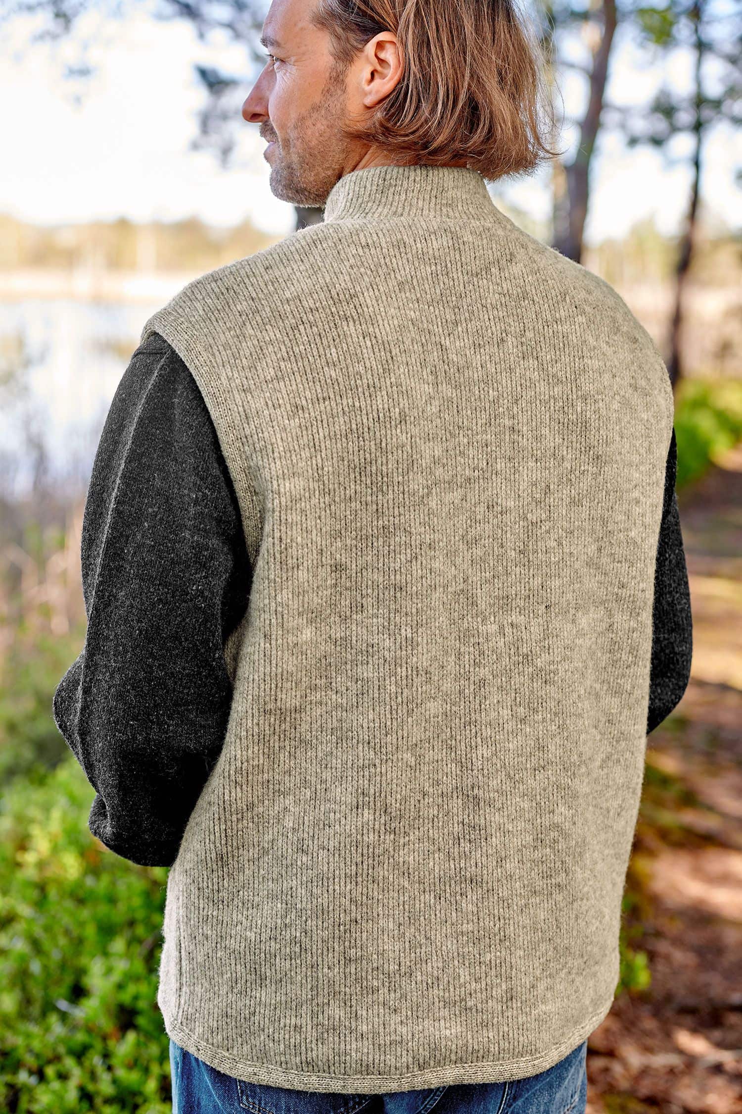 Rückansicht von Mann mit grauer ungefärbter Finkhof Wollwalkweste aus bio Wolle (kbT) ohne Ärmel