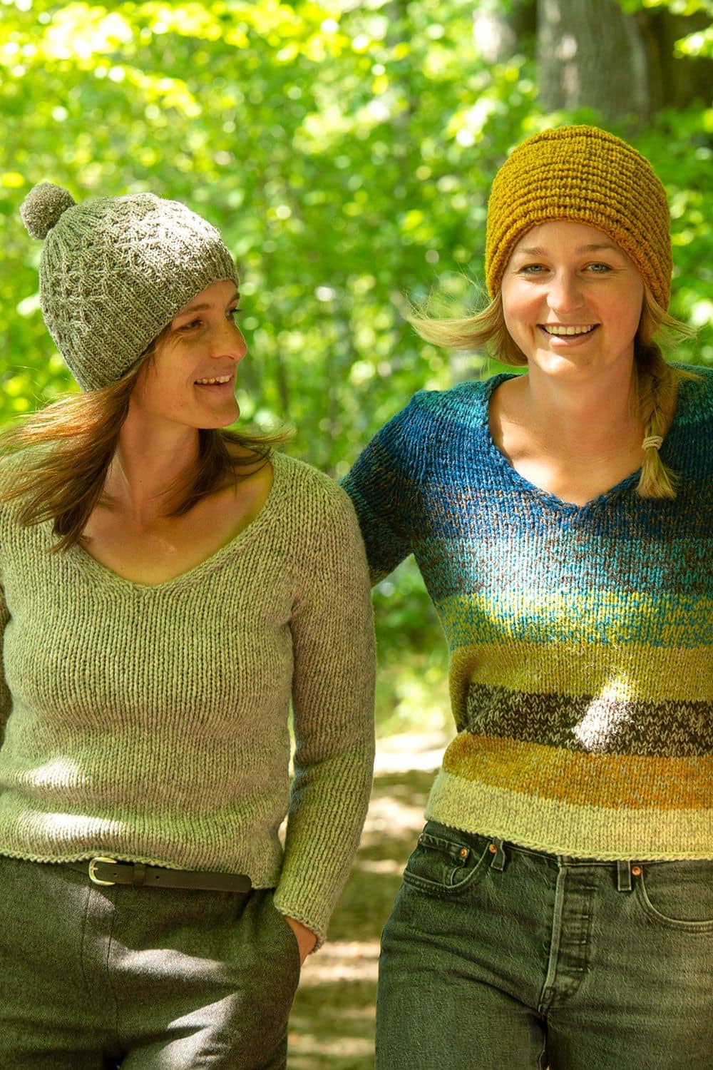 Frauen tragen senfgelbe und graue Mütze aus dem Buch ,,Japanische Mützen stricken " mit Strickpulli