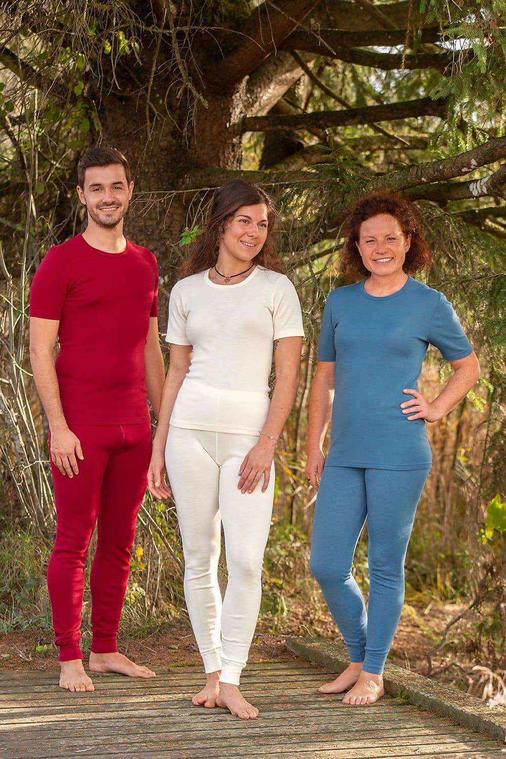 Wollhemd Kurzarm unisex drei Personen tragen weiße, rote und blaue lange Unterhosen und kurzarm Wollhemden aus bio Wolle (kbT)