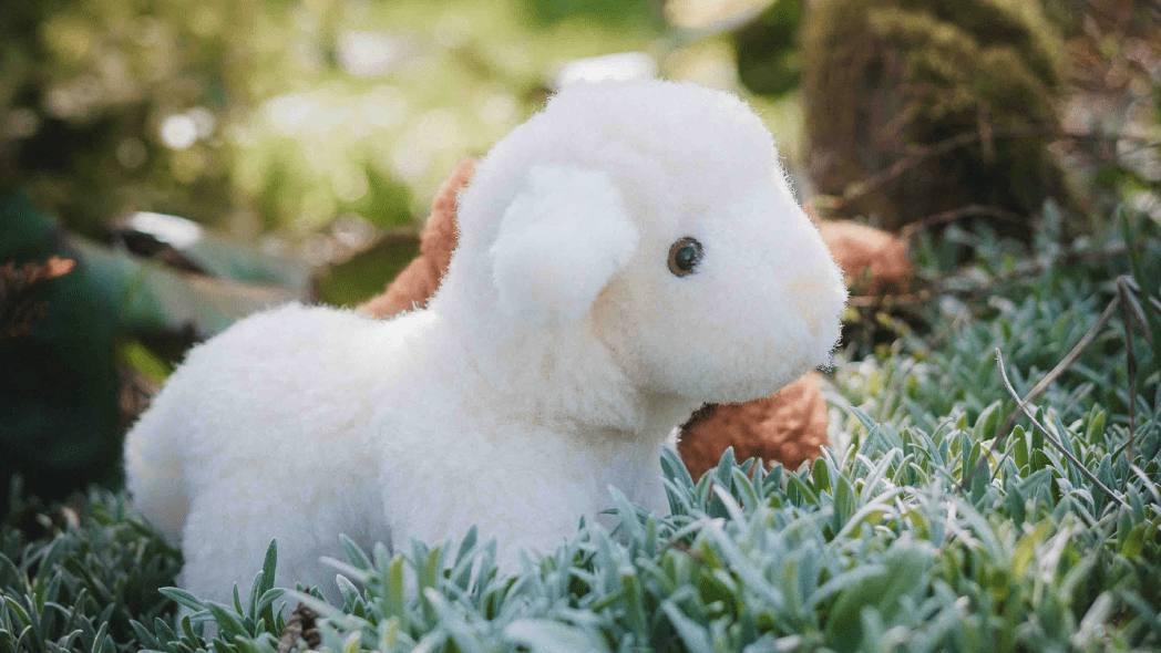 weißes Stoffschaff vom Finkhof auf grünem Untergrund