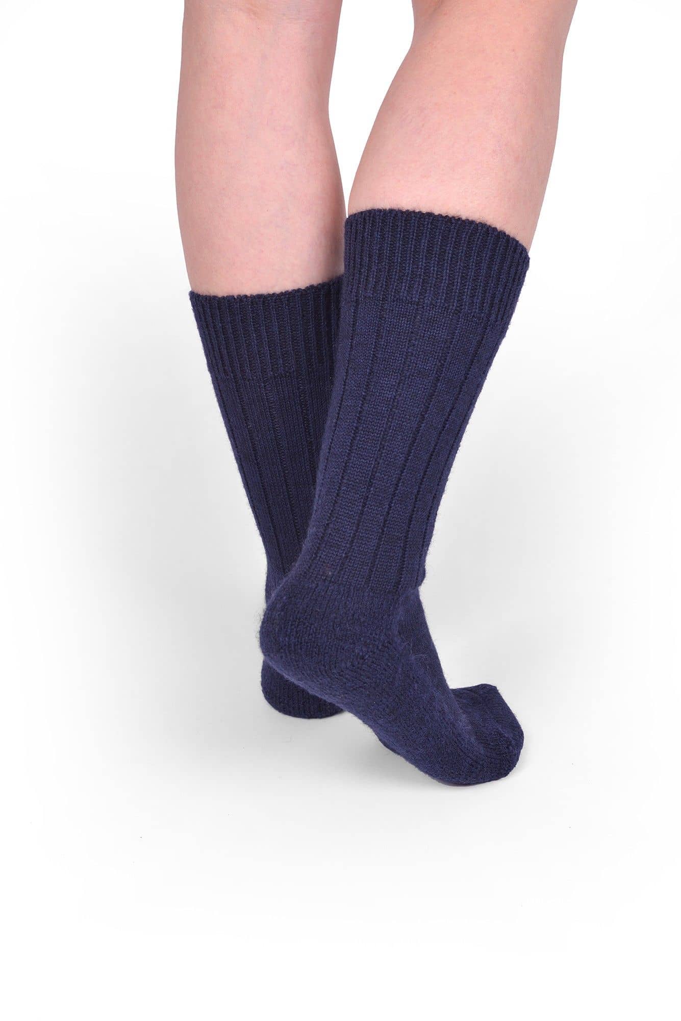 Person trägt marineblaue Trekking-Socken aus bio Wolle (kbT) und bio Baumwolle (kbA), von hinten