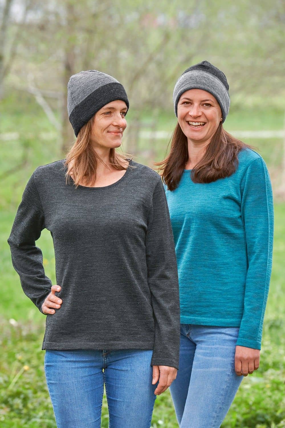 Frauen mit unifarbigen Shirts tragen graue Wendemützen aus bio Wolle (kbT) vom Finkhof