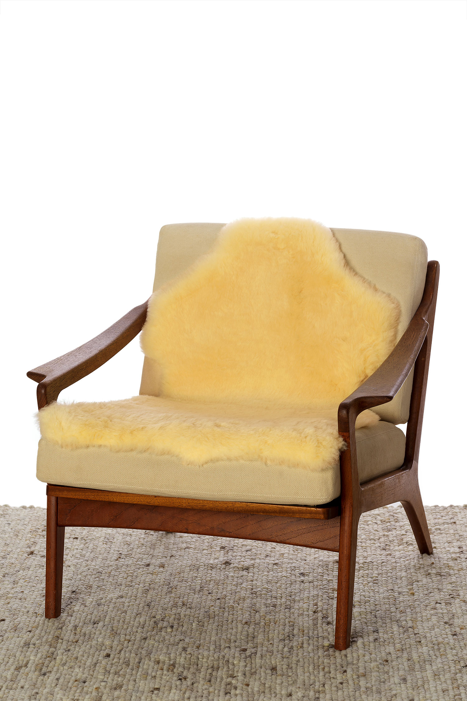 gelbliches relugan gegerbtes Schaffell vom Finkhof auf Sessel