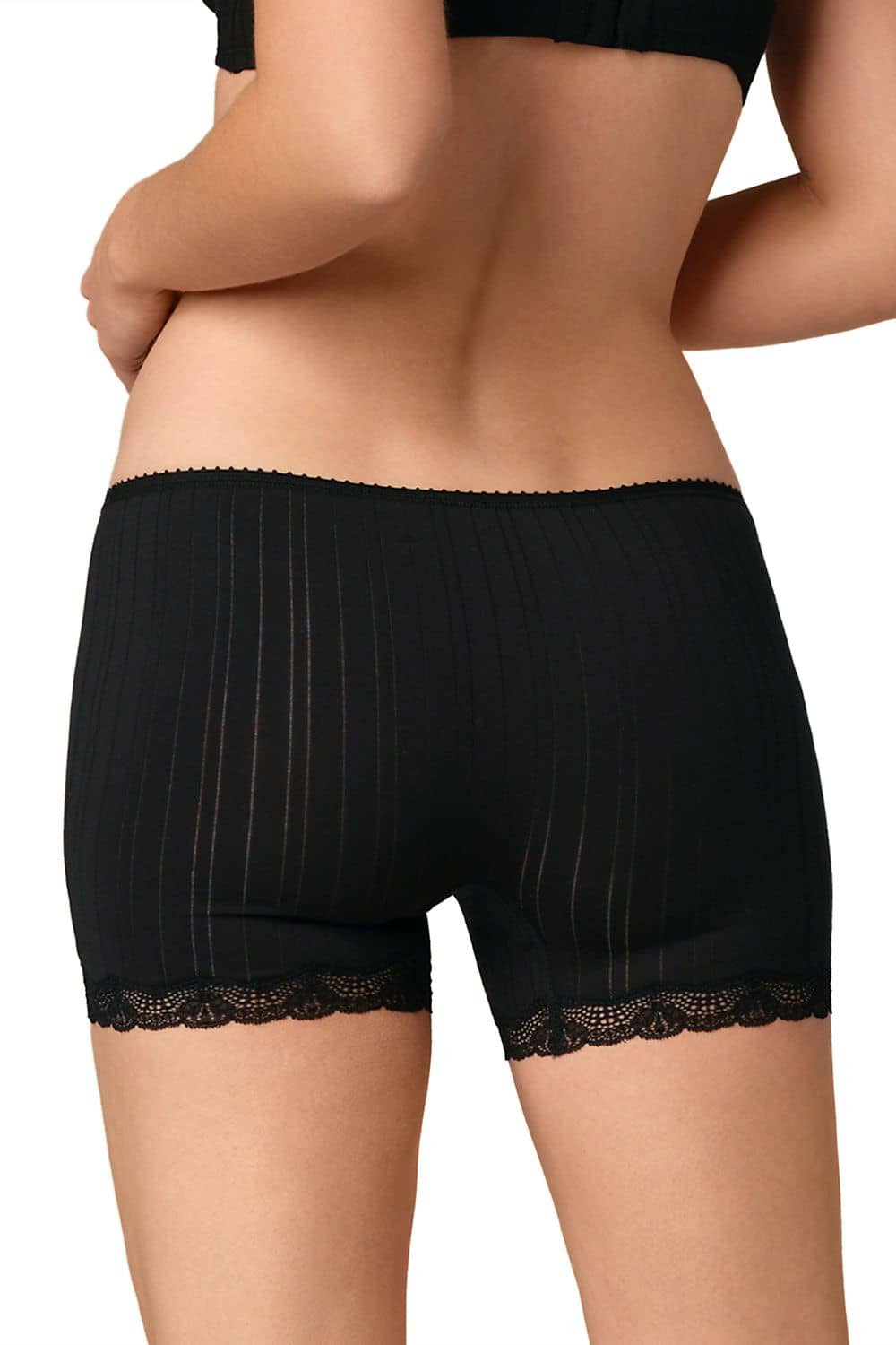 Nahaufnahme einer Frau, die schwarze Spitzenpanty aus bio Baumwolle (kbA) und Elasthan trägt von hinten