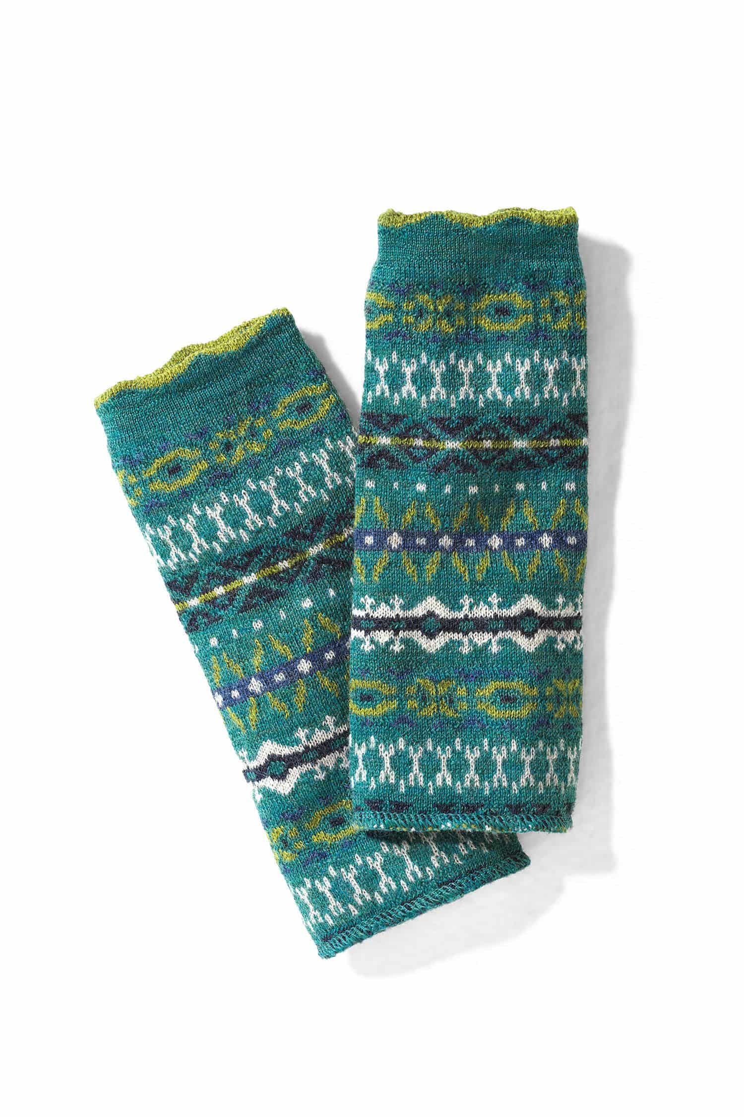 türkise Armstulpen mit nordischem Muster aus bio Wolle (kbT), Freisteller