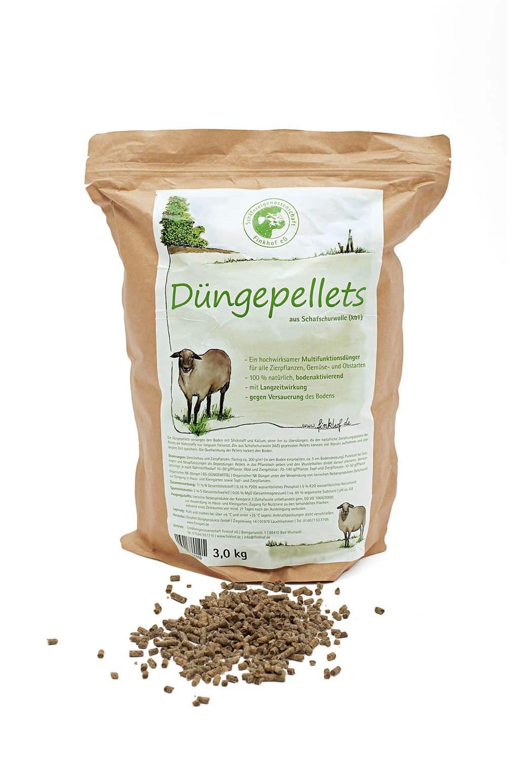 Düngepellets aus bio Schafschurwolle (kbT) in brauner 3 kg Verpackung mit losen Pellets davor, weißer Untergrund