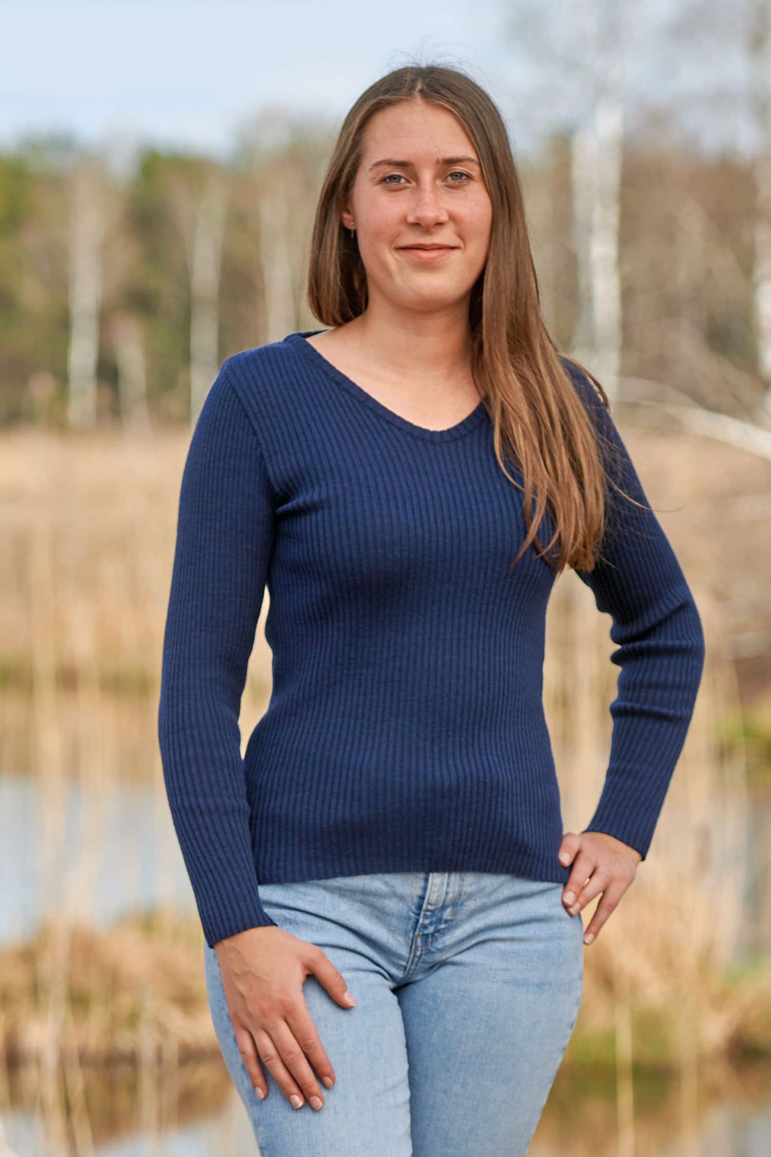 Frau mit Jeans und marineblauem Shirt aus Rippstoff vom Finkhof aus bio Wolle (kbT)