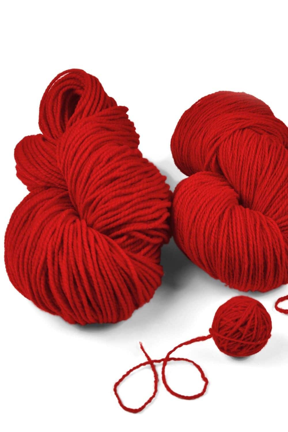 rote dünne Finkhof Merinowolle aus bio Wolle (kbT) , weißer Untergrund